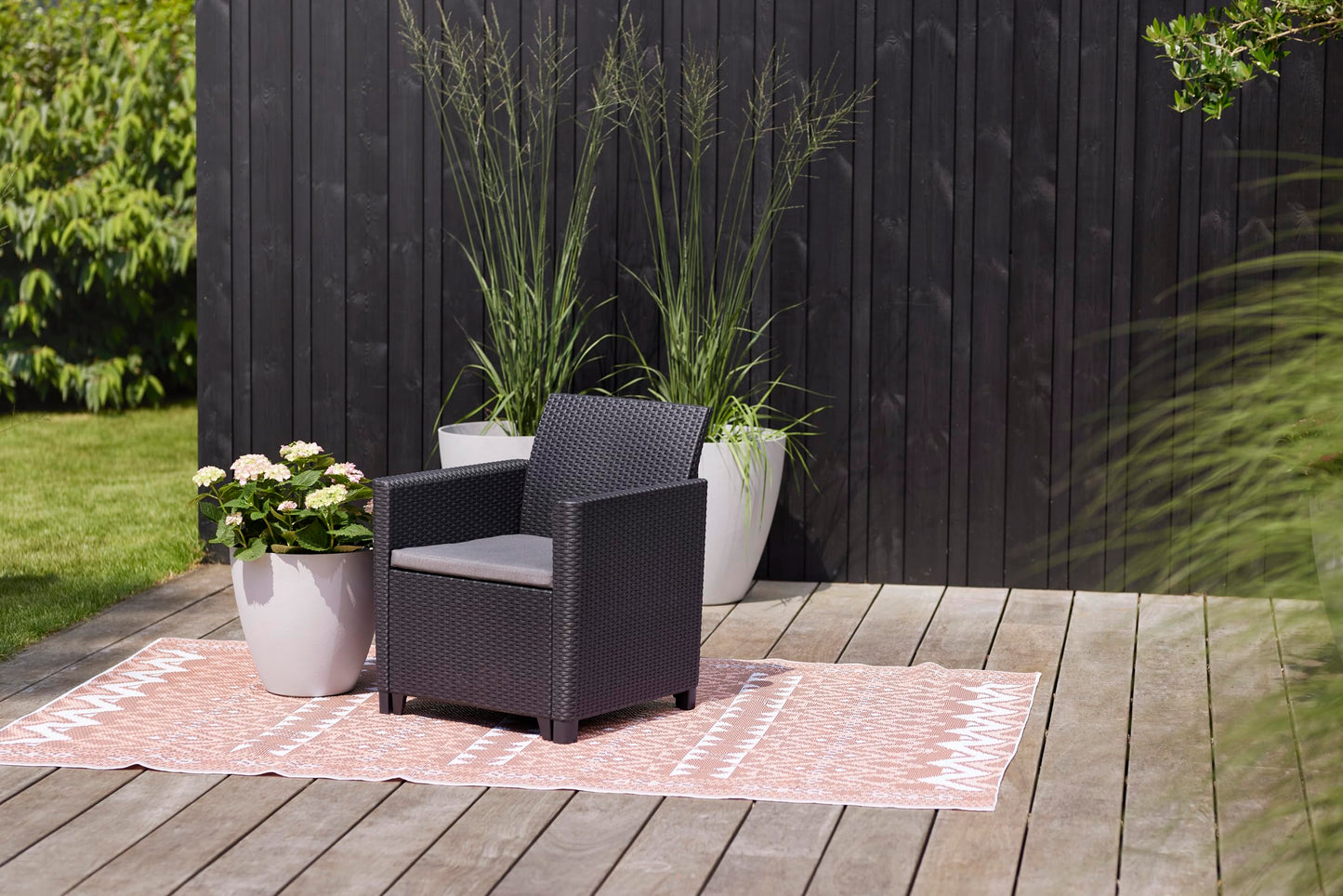 Keter Nora Set Jardín 4 Plazas con Cojines + Mesa Almacenaje 35L, Grafito